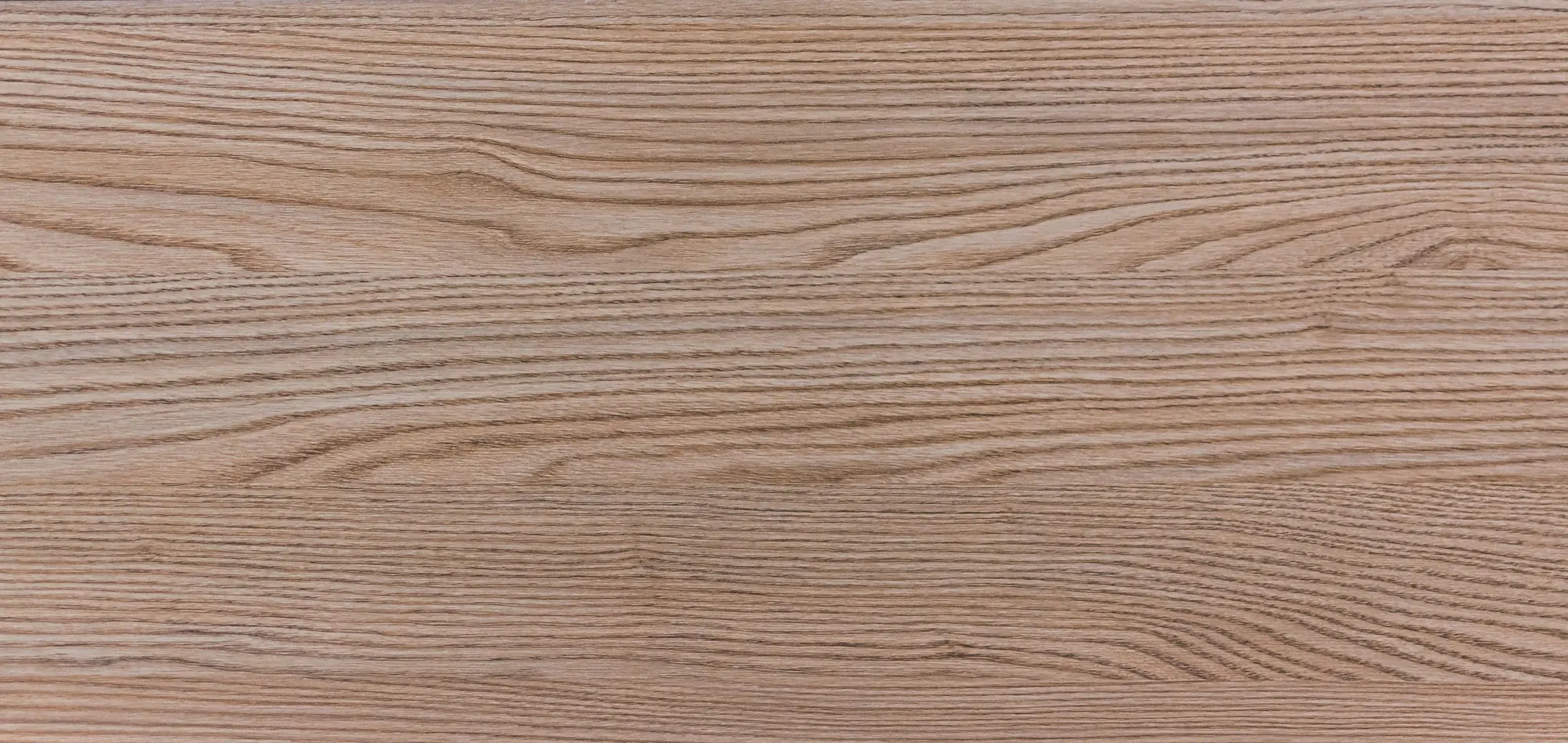 Veinage serré d’une lame de bois clair, vu de près.